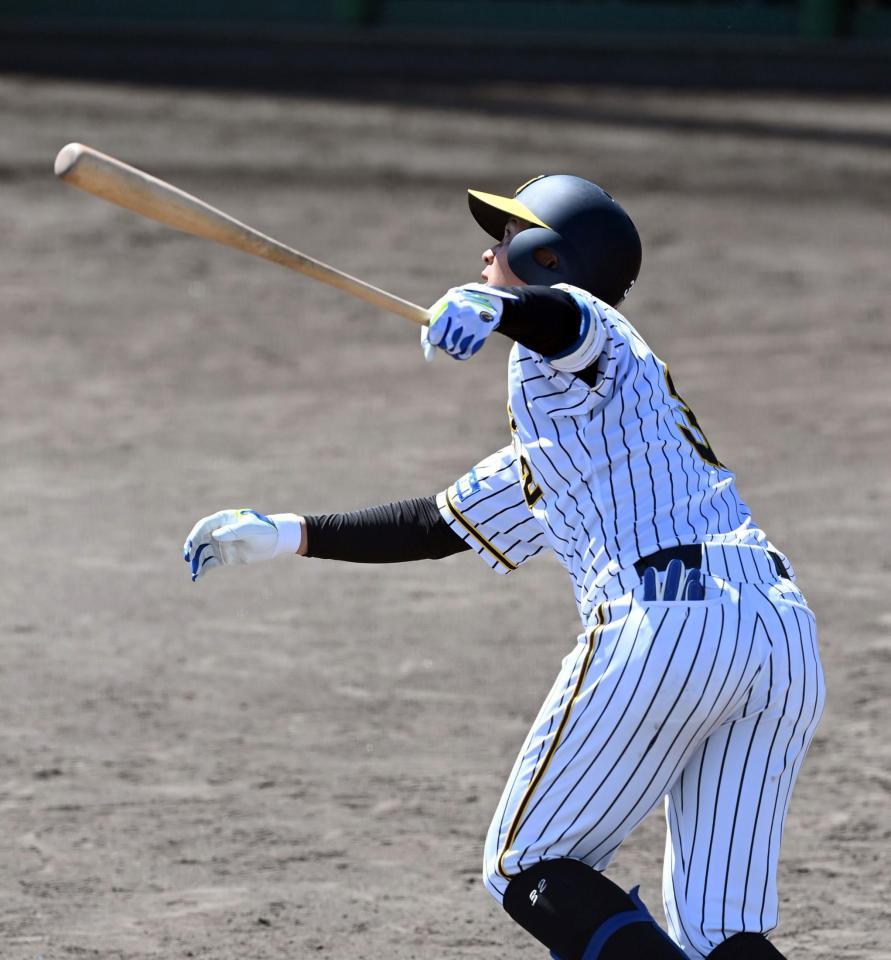 　５回、井上は右中間に３ランを放つ