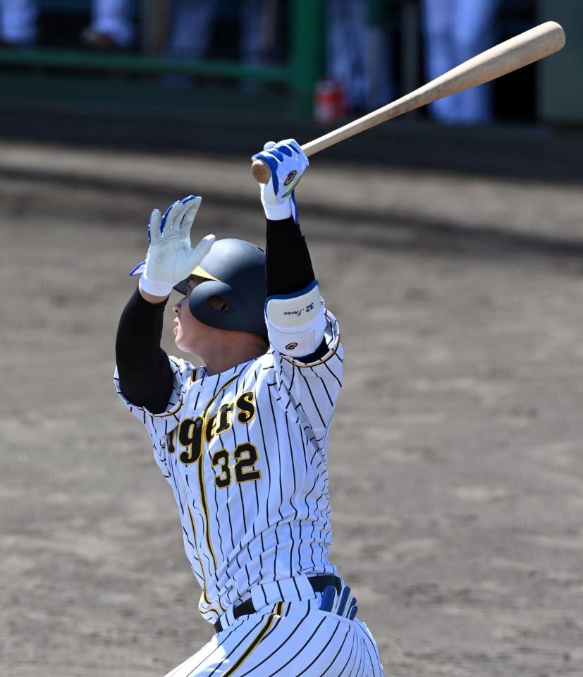 　５回、井上は右中間に３ランを放つ