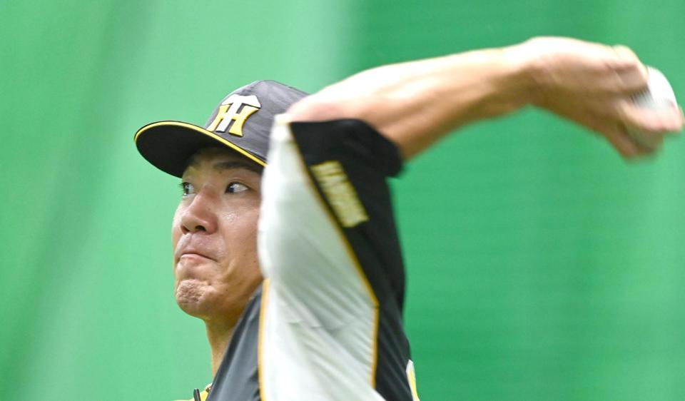 　キャッチボールで調整する伊藤将