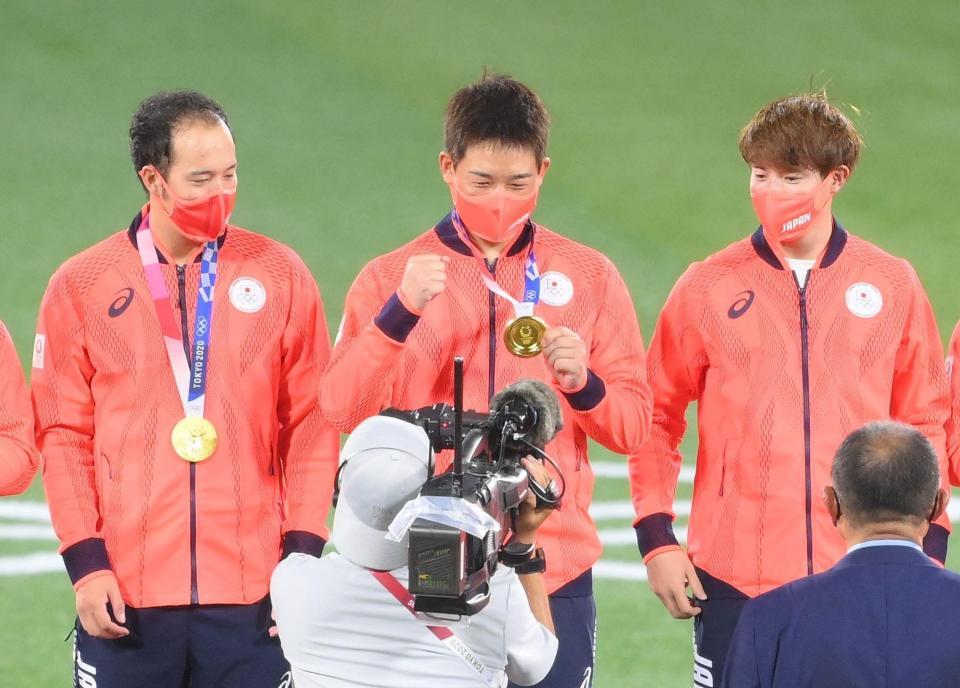 　金メダルを手にする岩崎。左は青柳、右は森下