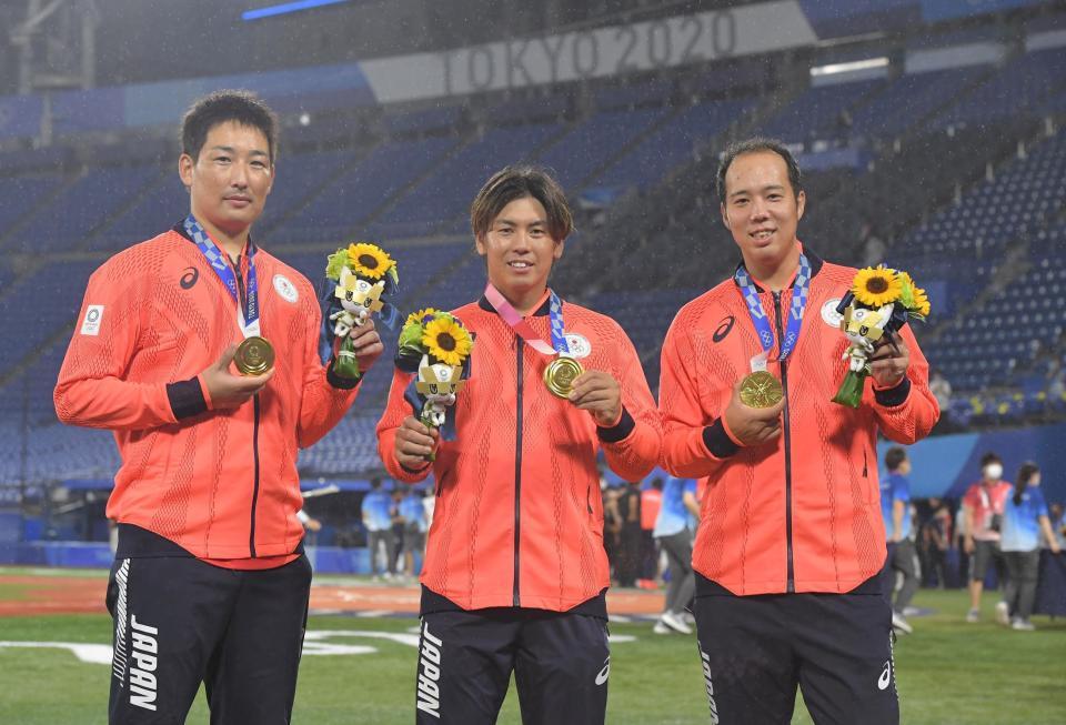 　金メダルを手に笑顔を見せる（左から）岩崎、梅野、青柳