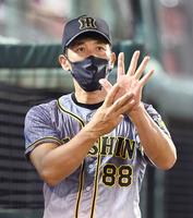 　エキシビションの楽天戦で選手に指示を送る矢野監督