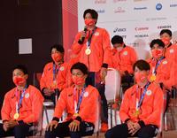 　会見で五輪への思いを語った梅野（中央）（代表撮影）