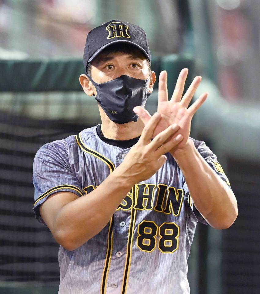 　エキシビションの楽天戦で選手に指示を送る矢野監督