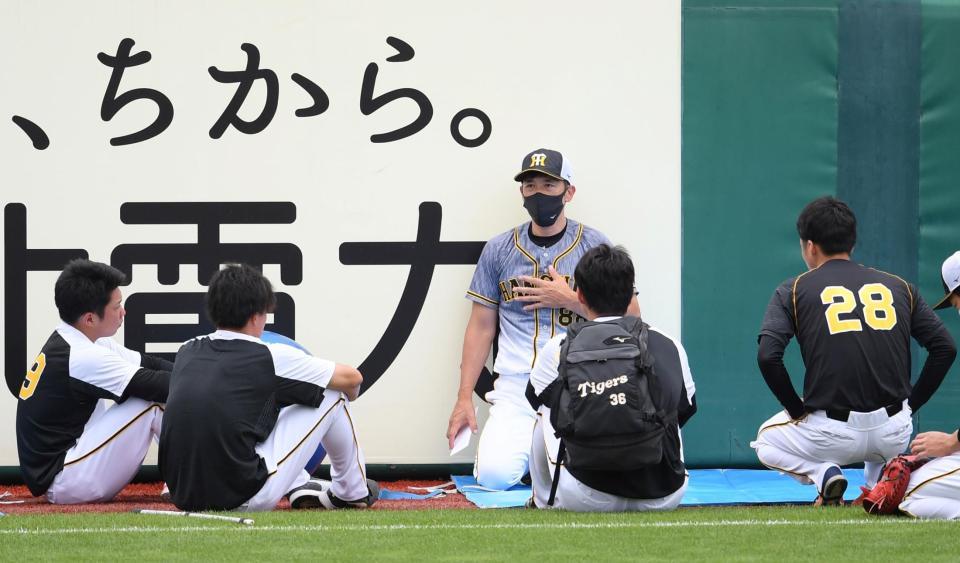 　若手投手陣に話をする矢野監督