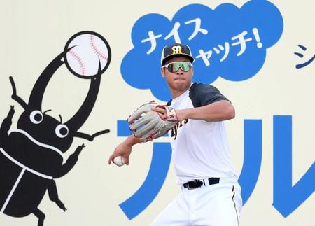 　外野で守備練習をする佐藤輝（撮影・田中太一）