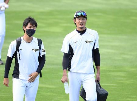 　浜地（左）と話す藤浪（撮影・田中太一）