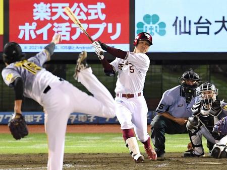 　４回、適時三塁打を放つ茂木（撮影・田中太一）