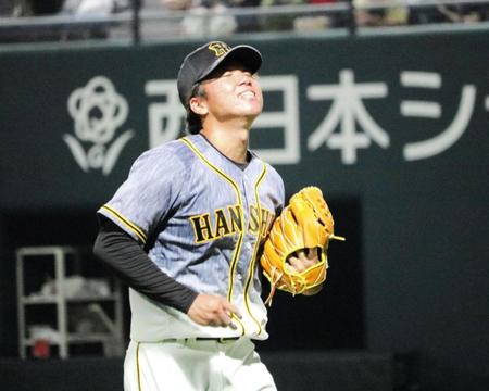 　５回、栗原にソロを浴び、ベンチへ下がるときも悔しそうな村上