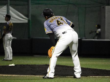 　さすが侍戦士…栗原にソロを浴び、がっくりする村上