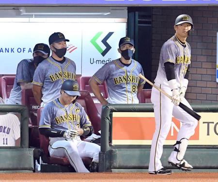 　９回、４番に座った大山（左）は無安打に終わる。奥右は矢野監督（撮影・田中太一）