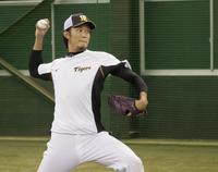 　キャッチボールで調整する藤浪（球団提供）