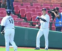 　ＤｅＮＡ・山崎（１９）と笑顔でキャッチボールする青柳（撮影・高石航平）