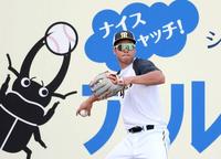 　外野で守備練習をする佐藤輝（撮影・田中太一）