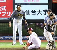 　４回、先制を許す藤浪（左）＝撮影・田中太一