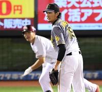 　４回、島内に適時打を許す藤浪（撮影・田中太一）