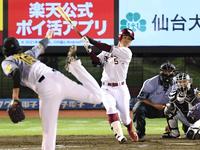 　４回、適時三塁打を放つ茂木（撮影・田中太一）