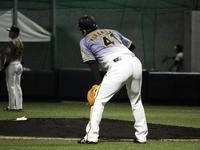 　さすが侍戦士…栗原にソロを浴び、がっくりする村上