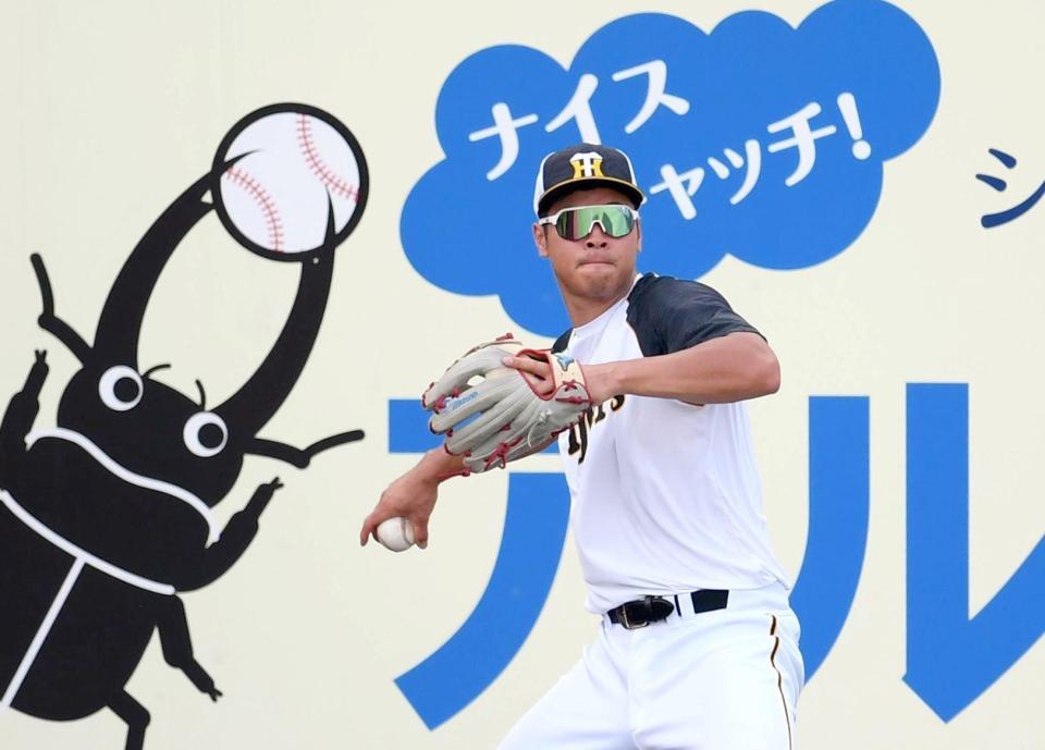 　外野で守備練習をする佐藤輝（撮影・田中太一）