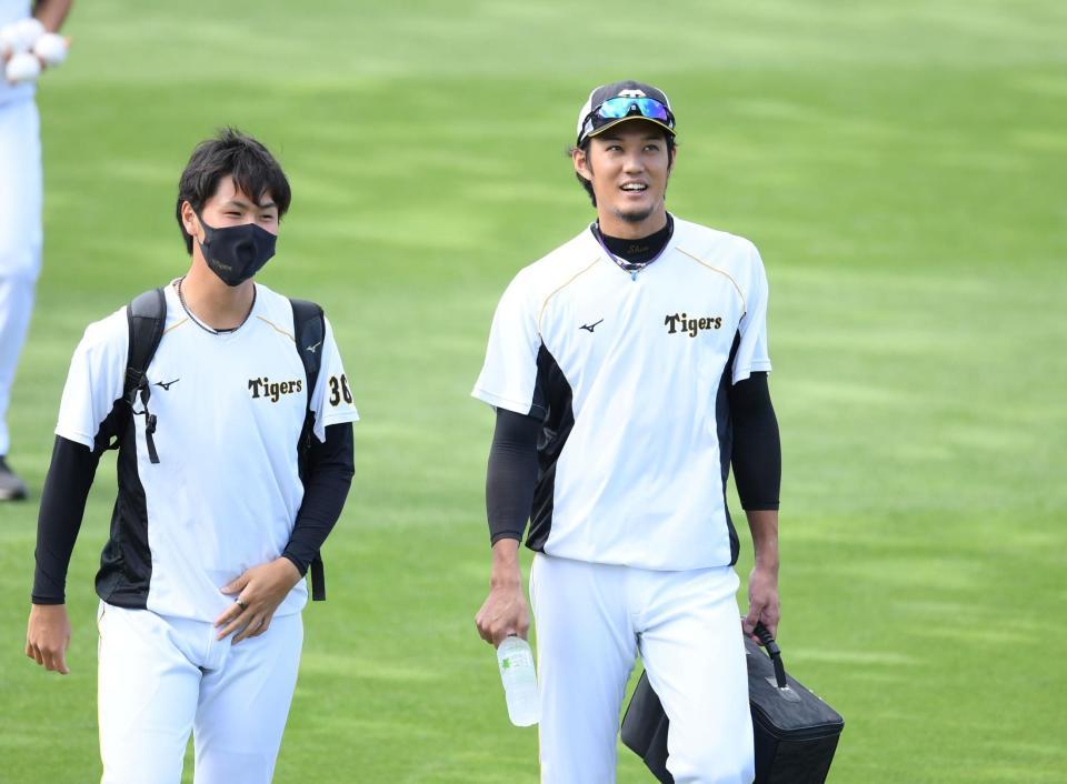 　浜地（左）と話す藤浪（撮影・田中太一）