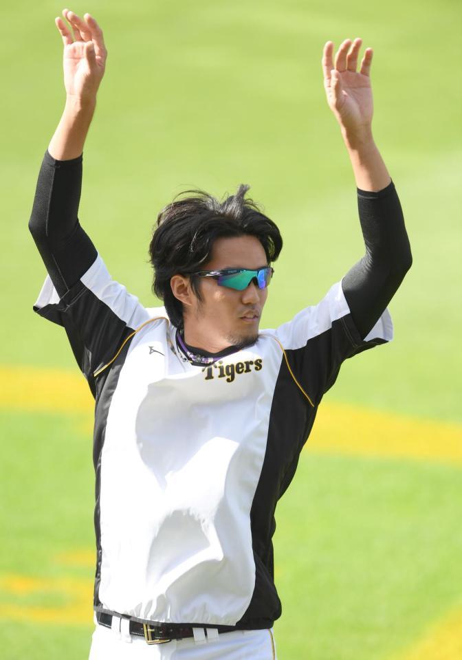 　ウオーミングアップをする藤浪（撮影・田中太一）