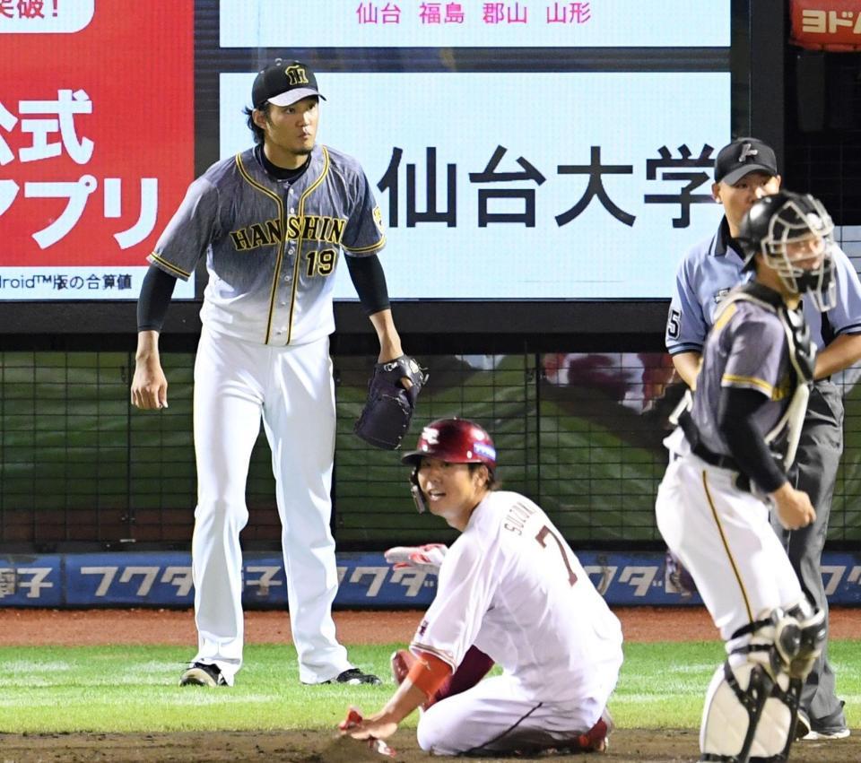 　４回、先制を許す藤浪（左）＝撮影・田中太一