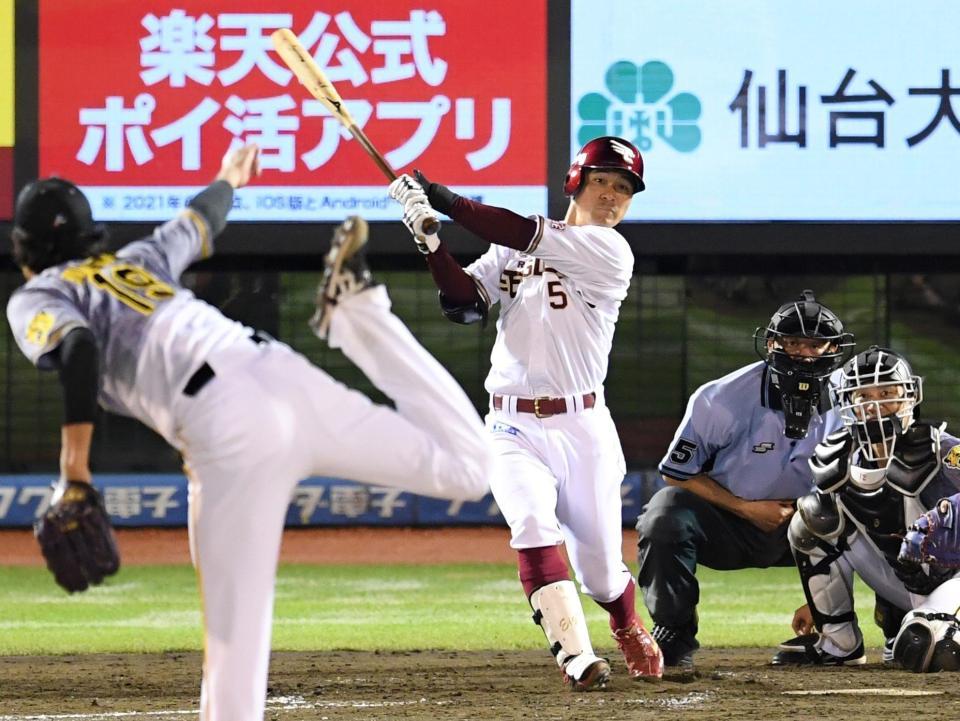 　４回、適時三塁打を放つ茂木（撮影・田中太一）