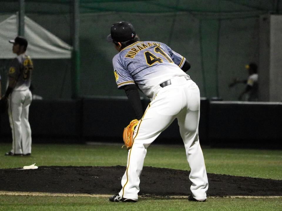 　さすが侍戦士…栗原にソロを浴び、がっくりする村上