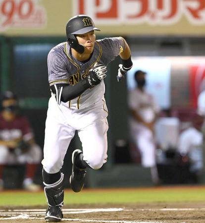 　６回、二塁打を放ち駆け出す佐藤輝（撮影・飯室逸平）