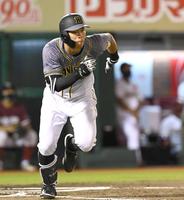 　６回、二塁打を放ち駆け出す佐藤輝（撮影・飯室逸平）