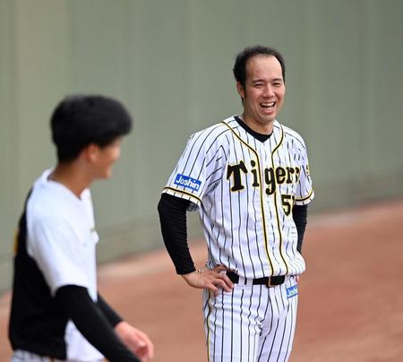 　及川（左）と談笑する青柳