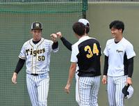 　チームに合流した青柳（左）