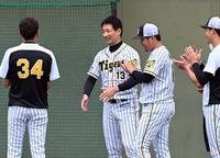 　チーム合流した岩崎（中央左）は西勇（中央右）らナインから拍手で迎えられる