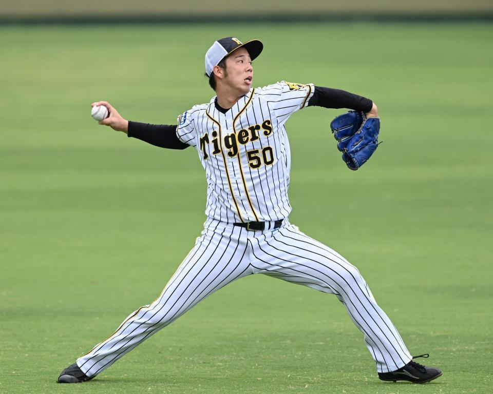 　キャッチボールする青柳