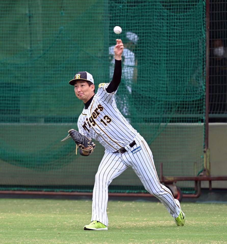 　キャッチボールをする岩崎