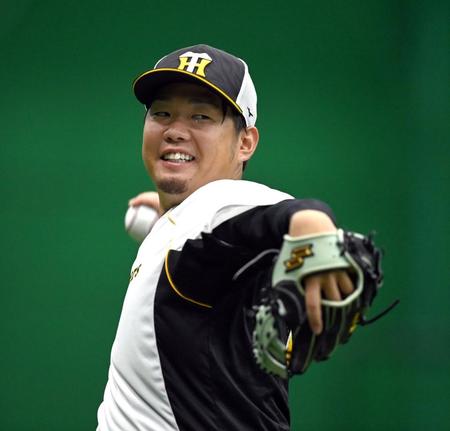 　キャッチボールする西勇