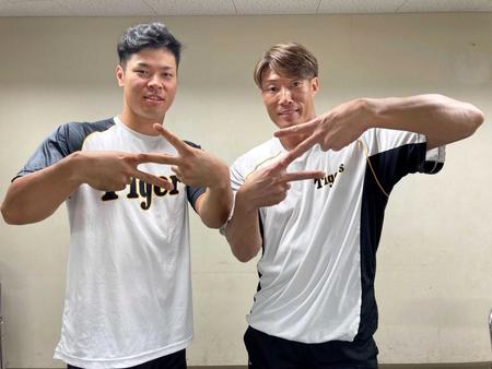 　球団公式ＹｏｕＴｕｂｅで初対談を行った佐藤輝（左）と糸井（球団提供）