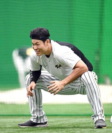 　リラックスした表情を見せる佐藤輝