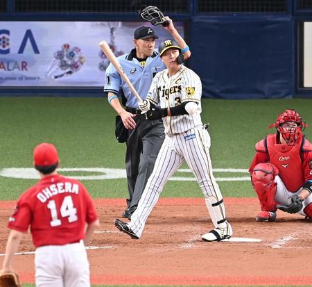 　５回、１１号ソロを放つ大山（撮影・飯室逸平）