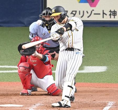 　５回、１１号ソロを放つ大山（撮影・飯室逸平）