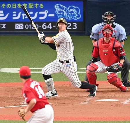 　５回、大瀬良から二塁打を放つ佐藤輝（撮影・飯室逸平）