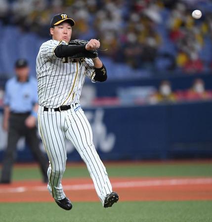 　７回、野間の打球の送球がそれた大山（撮影・田中太一）