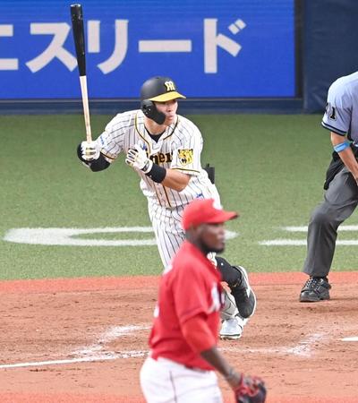 　９回、２点タイムリー二塁打を放つ佐藤輝（撮影・飯室逸平）