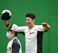 　リラックスした表情を見せる佐藤輝