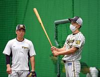 　バットを手に梅野（左）と話す矢野監督