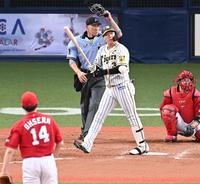 　５回、１１号ソロを放つ大山（撮影・飯室逸平）