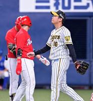 　１回、松山に２点適時二塁打を打たれ、４点目を許した西勇（撮影・立川洋一郎）