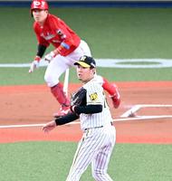 　１回、小園に先制適時三塁打を打たれる西勇（撮影・飯室逸平）