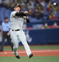 　７回、野間の打球の送球がそれた大山（撮影・田中太一）