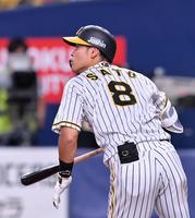 　５回、左中間へ二塁打を放つ佐藤輝（撮影・立川洋一郎）